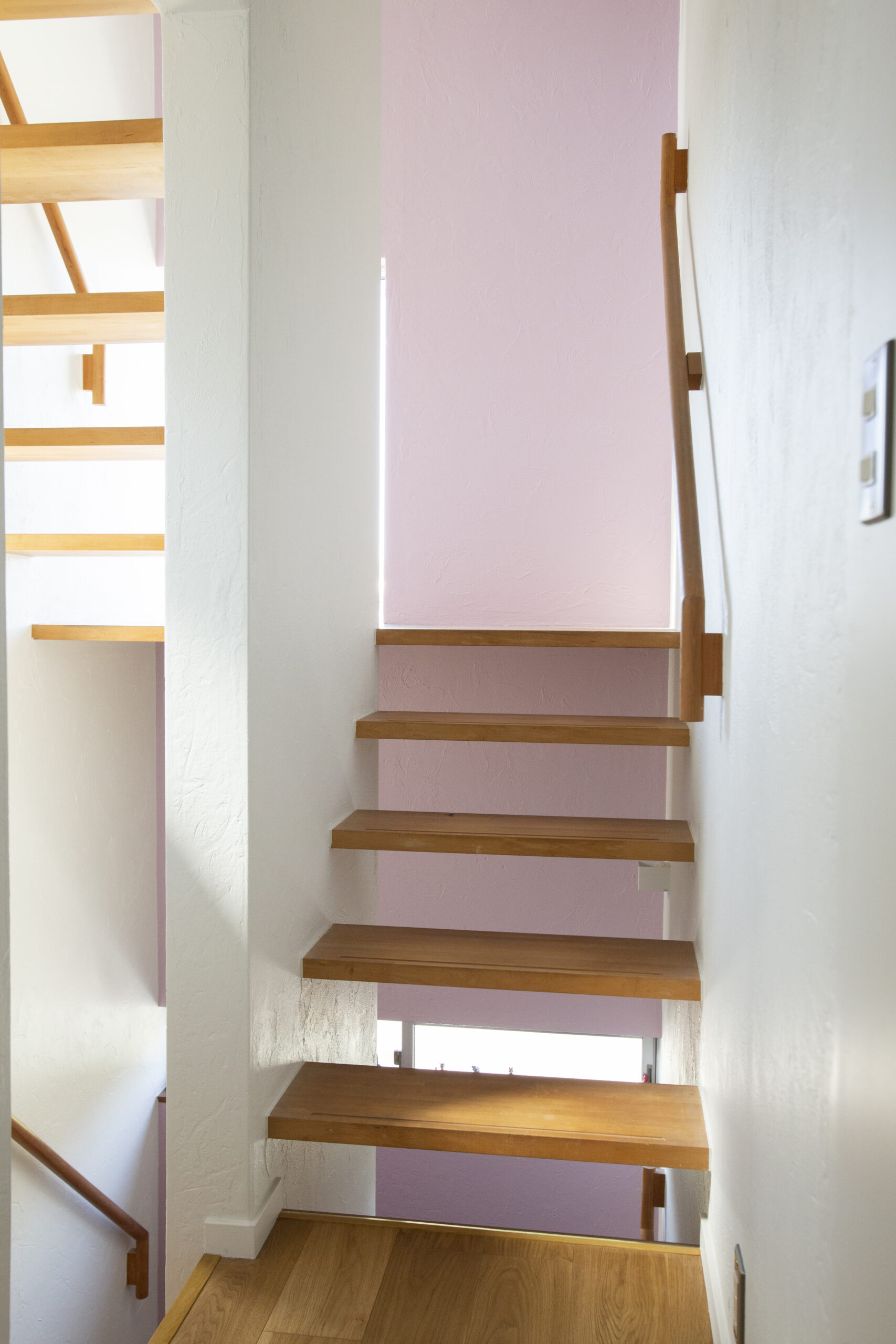 ピンクの壁が印象的な階段