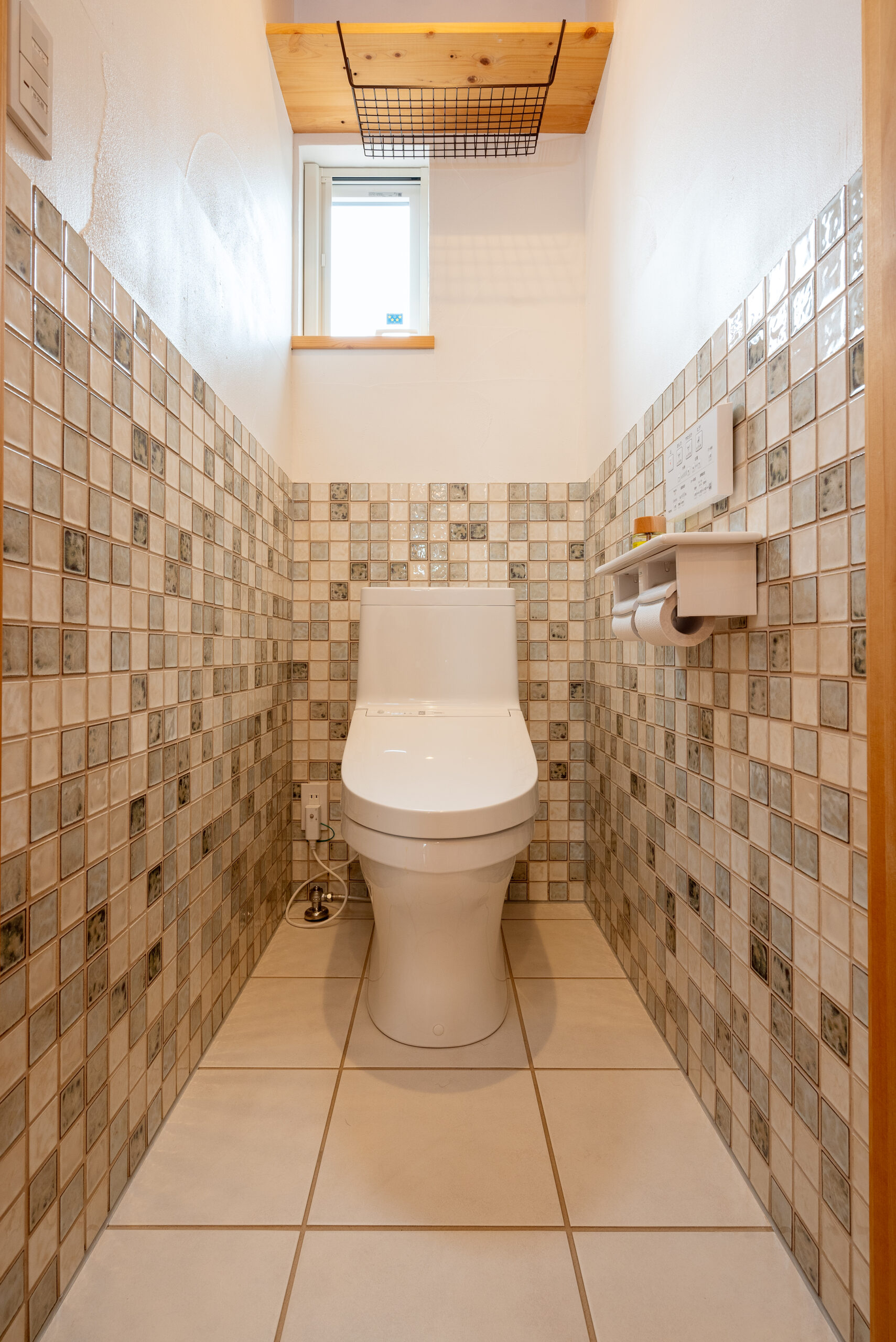 掃除のしやすいタイル貼りのトイレ