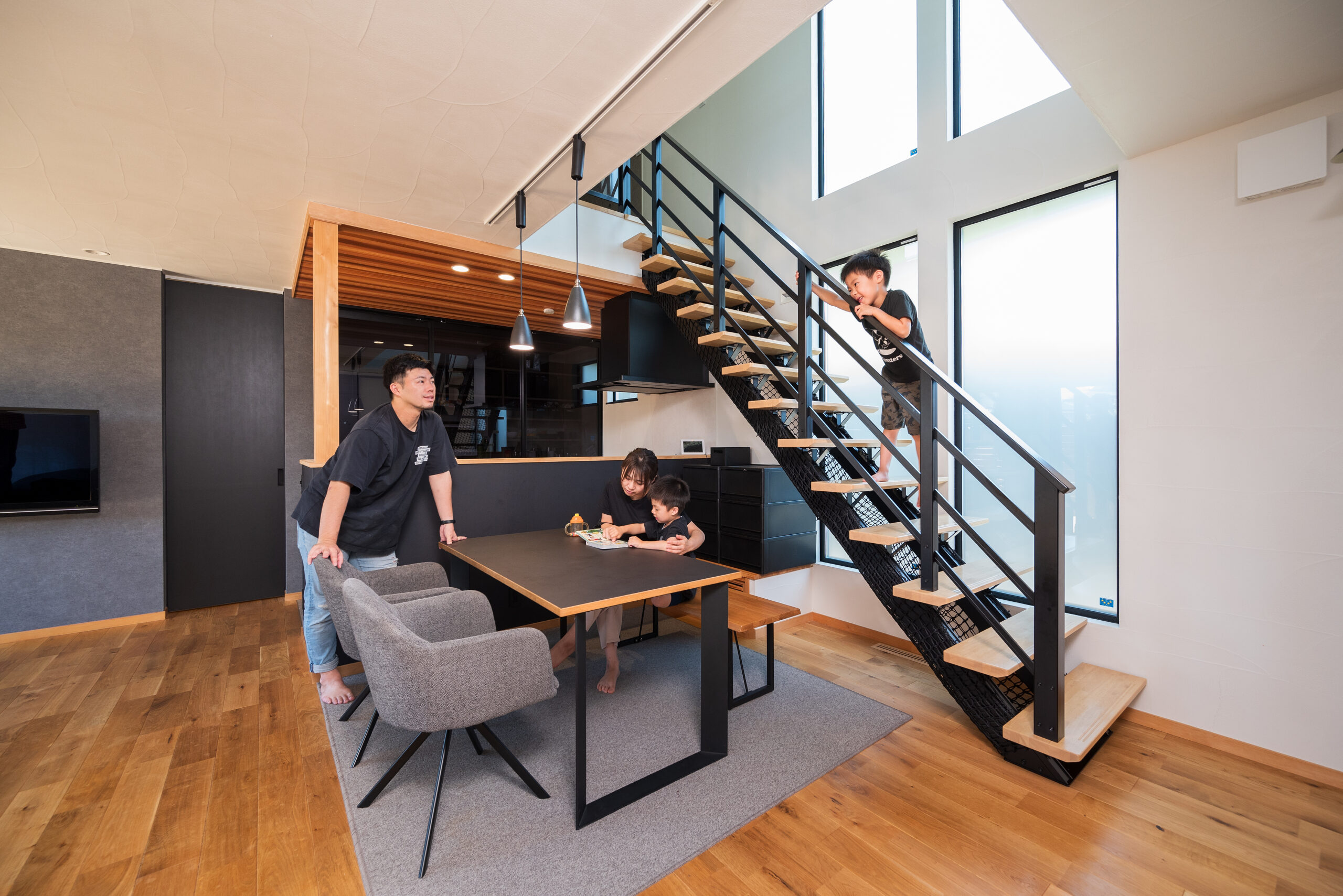 土間からつながるウッドデッキがある暮らし / 八王子市