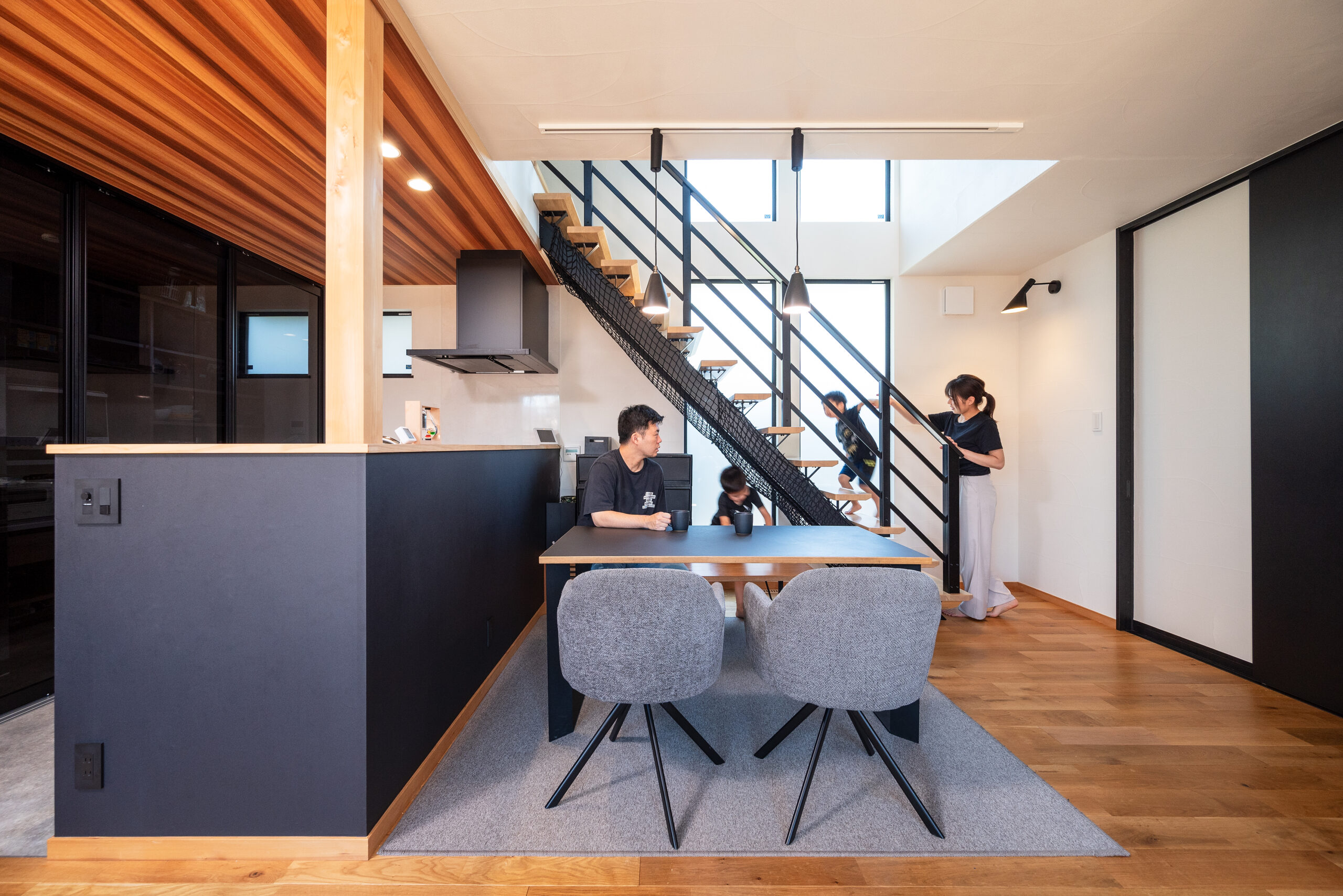 土間からつながるウッドデッキがある暮らし / 八王子市