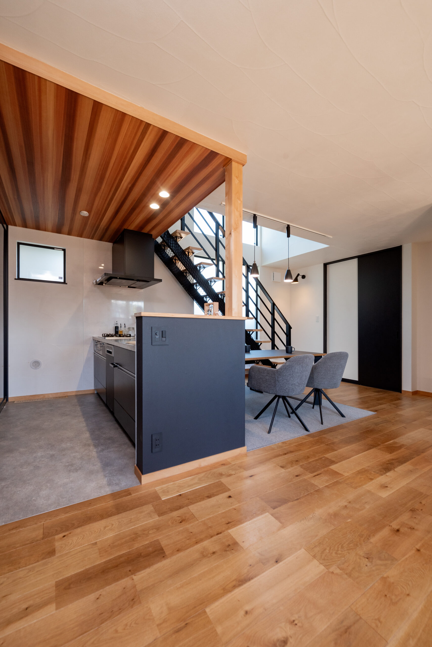 土間からつながるウッドデッキがある暮らし / 八王子市