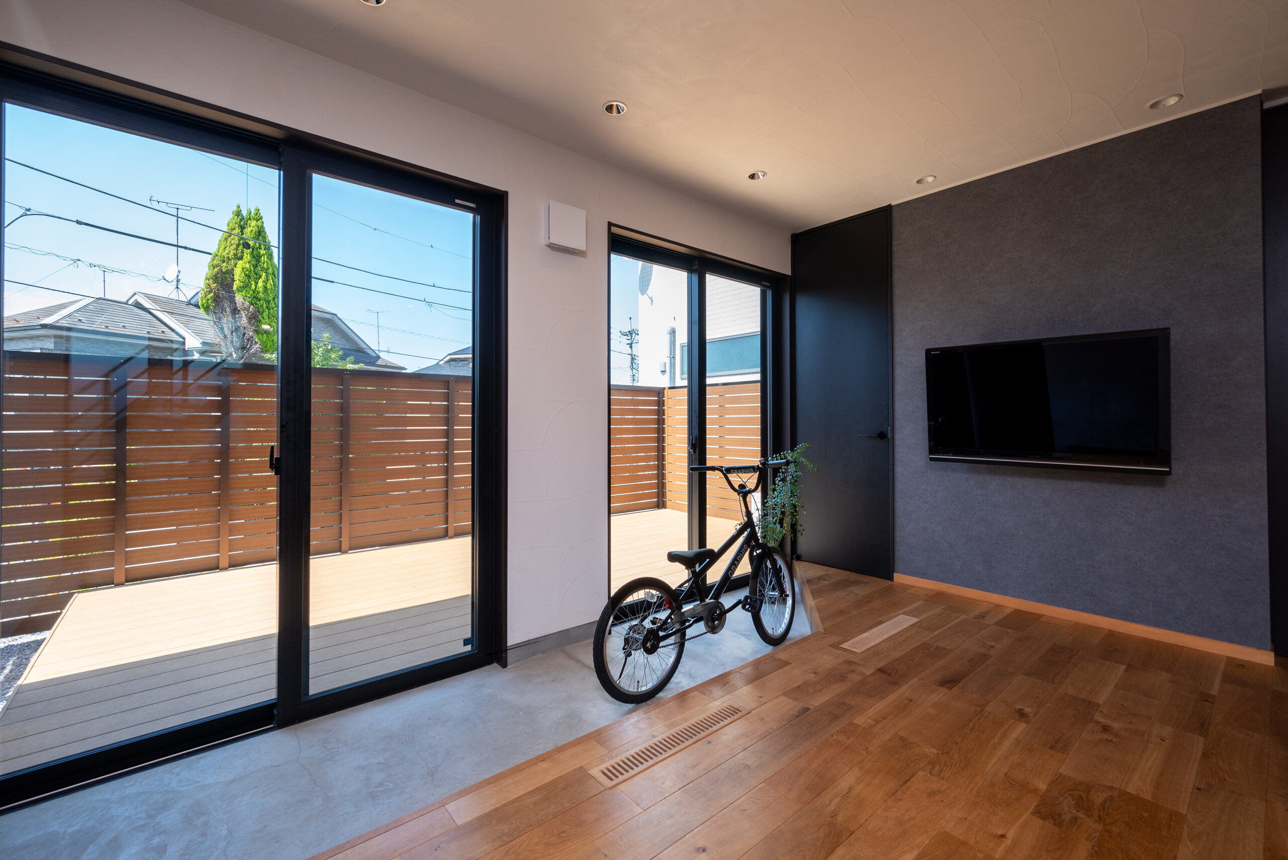 土間からつながるウッドデッキがある暮らし / 八王子市