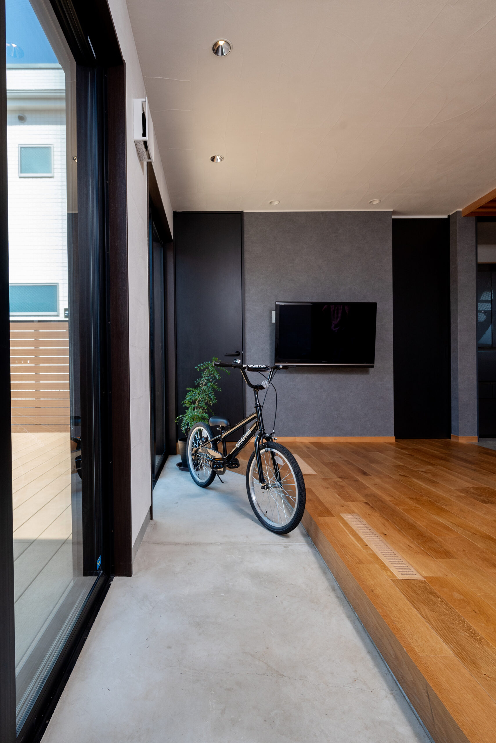 土間からつながるウッドデッキがある暮らし / 八王子市