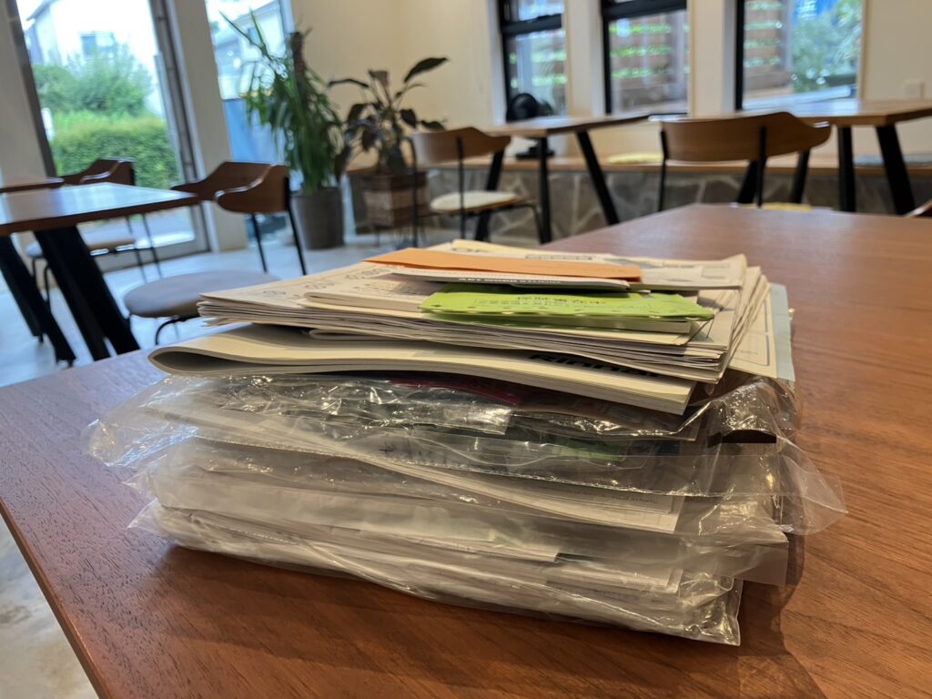 現場スタッフが丁寧に書類を回収