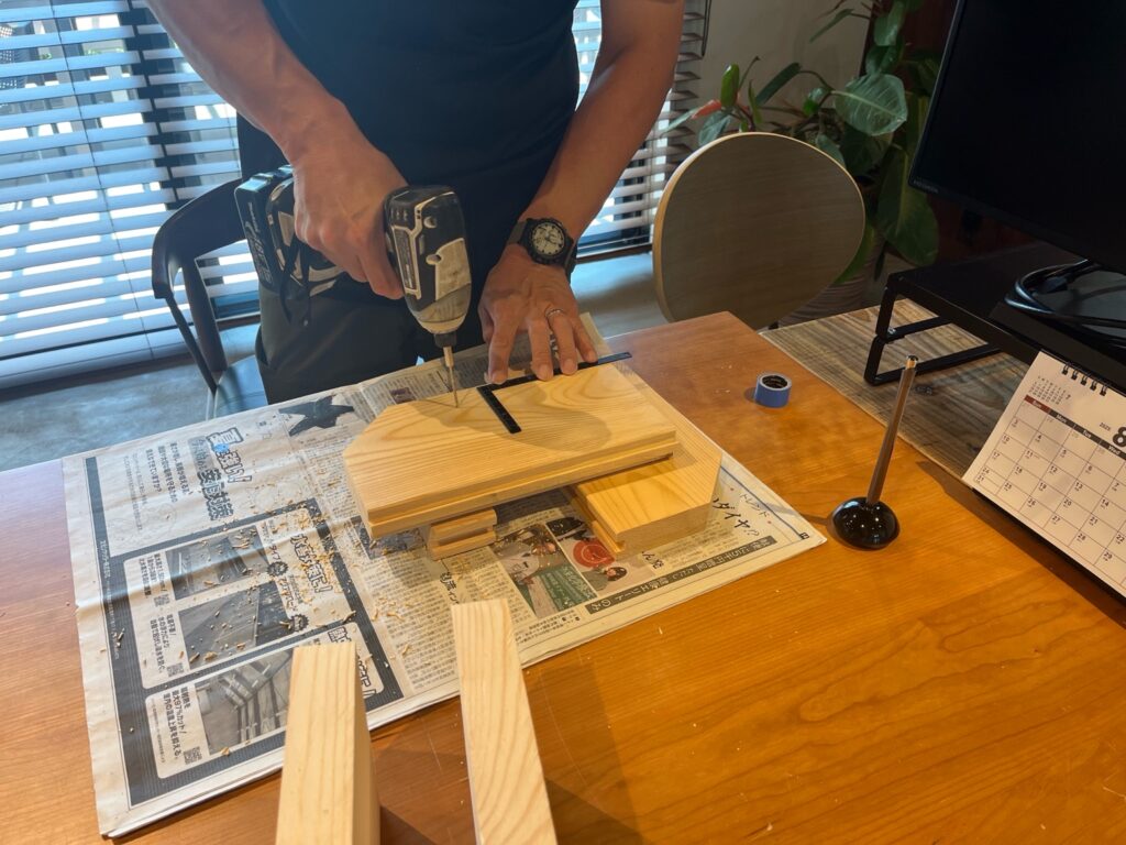 下穴をあけて作業しやすいよう準備