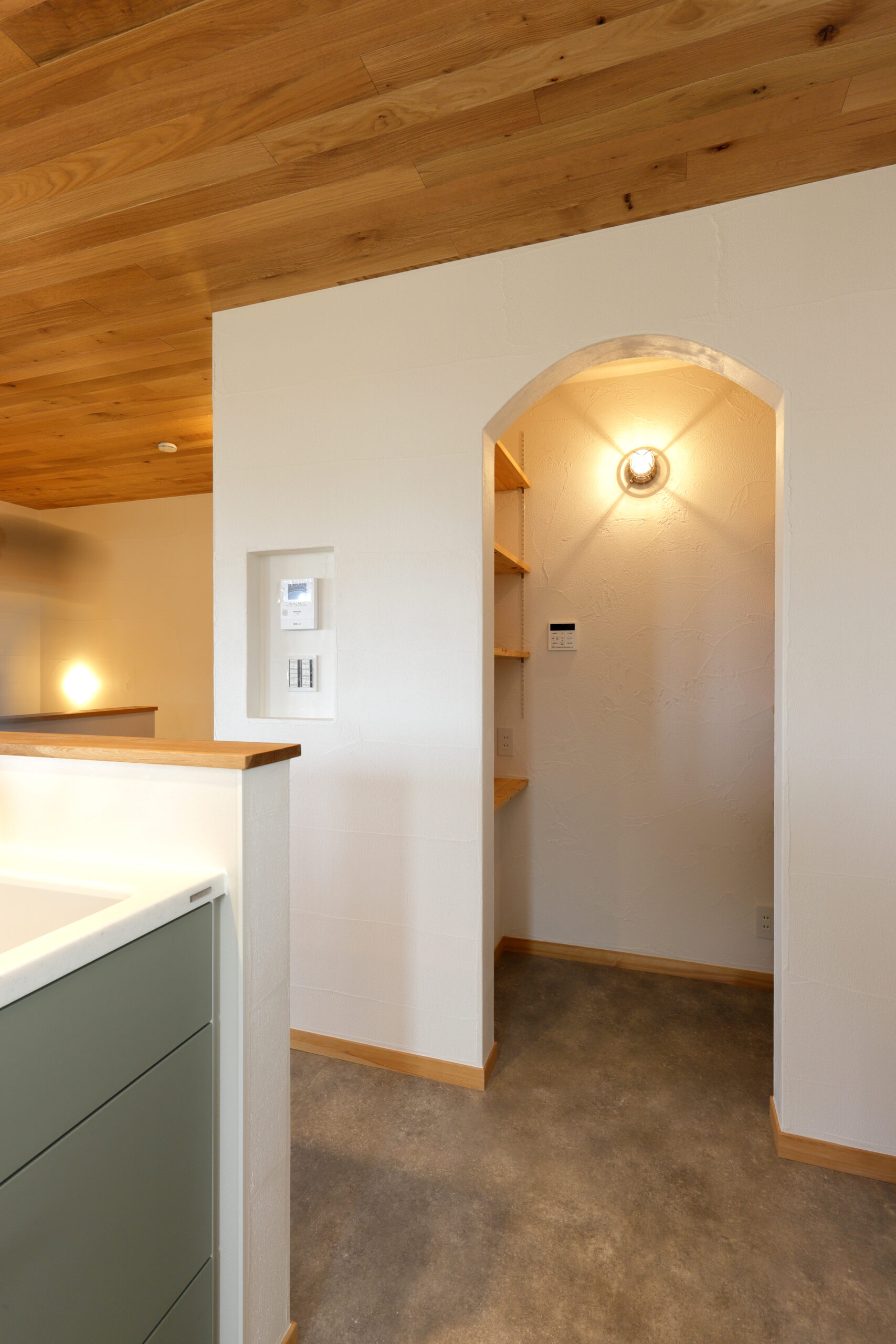 アーチ開口のパントリー