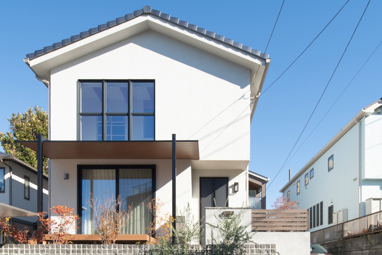 神奈川県の自然素材を使った吹抜けのある2階建て住宅外観