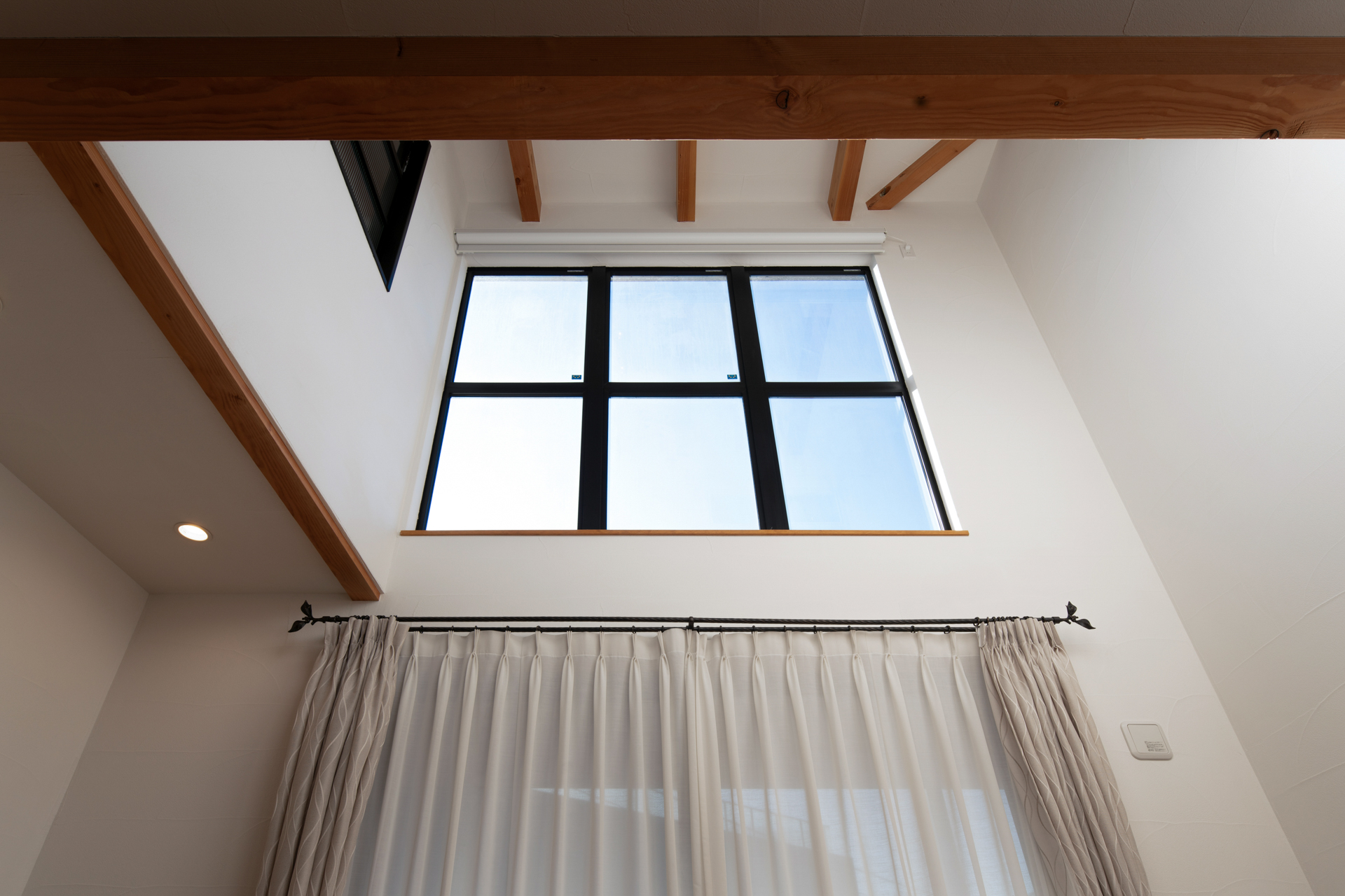 無垢フローリングと漆喰壁で仕上げた自然素材のリビング