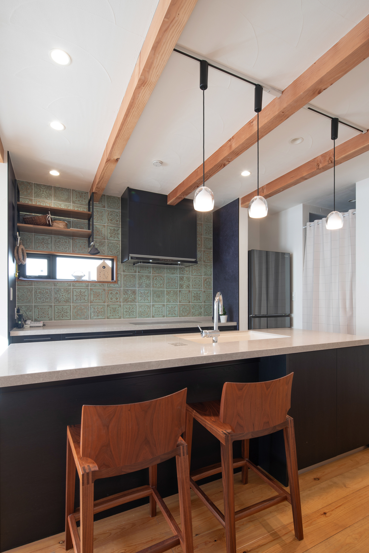 自然素材に囲まれた開放的な対面キッチン