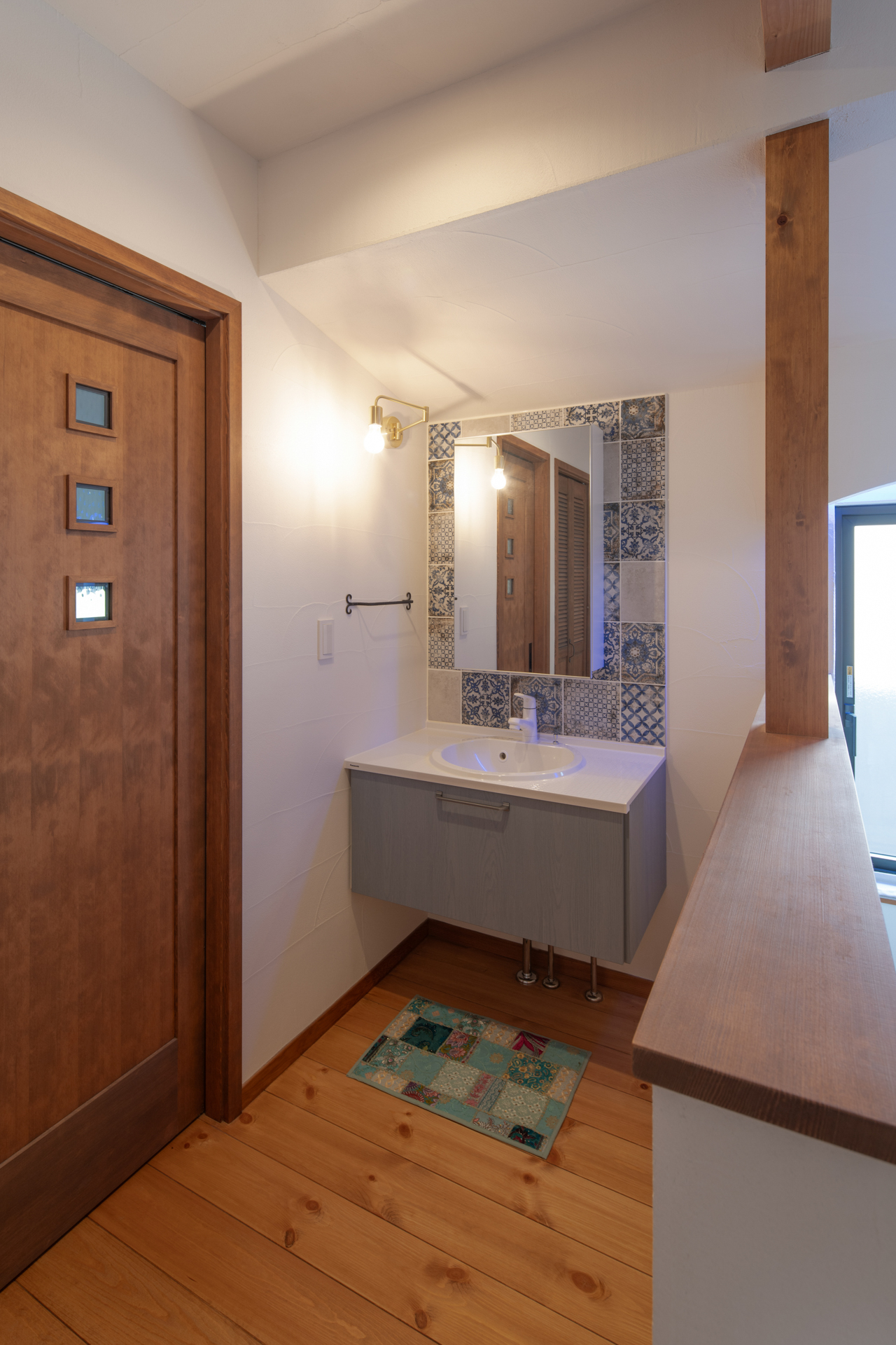 神奈川県の自然素材を使った吹抜けのある2階建て住宅