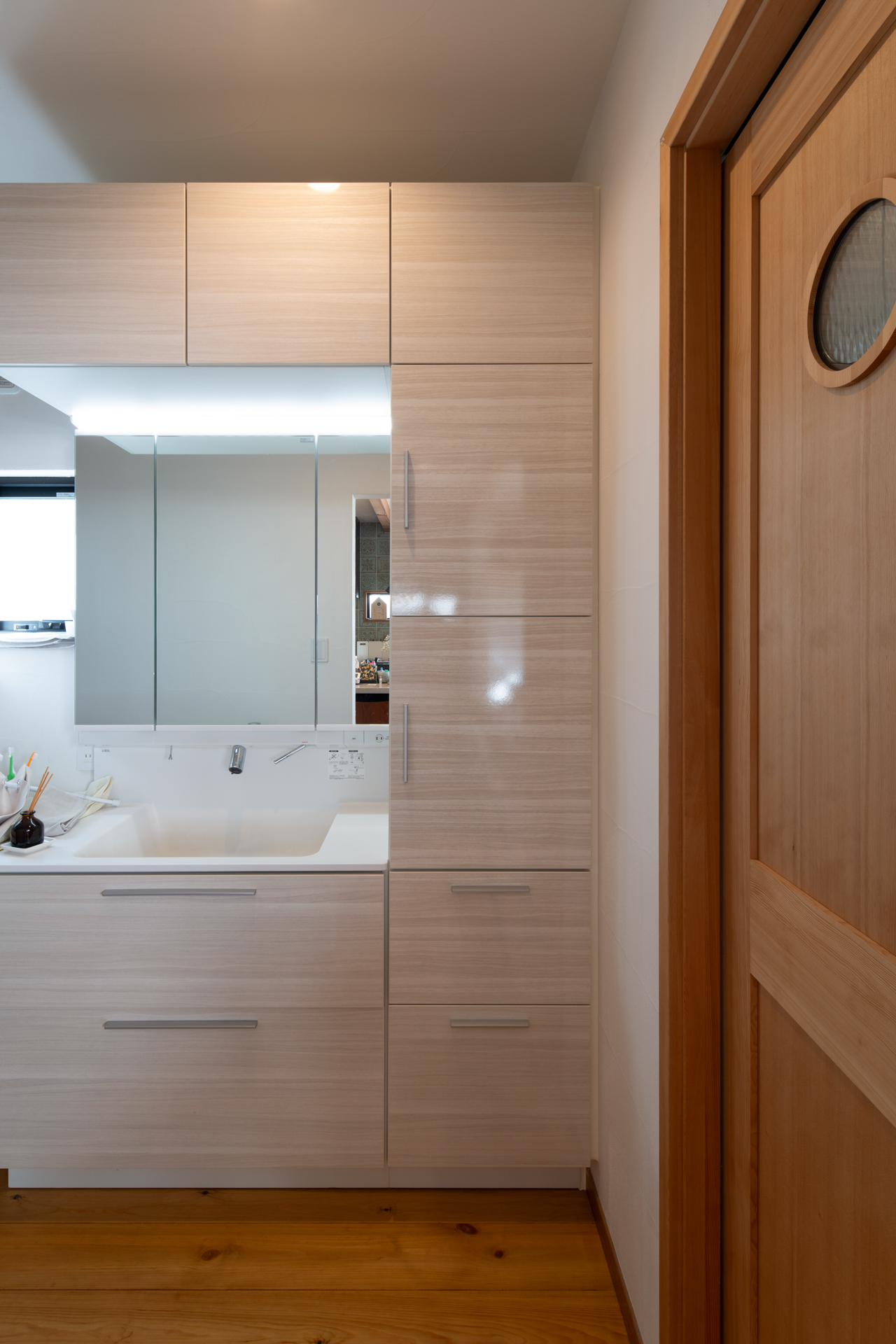 神奈川県の自然素材を使った吹抜けのある2階建て住宅