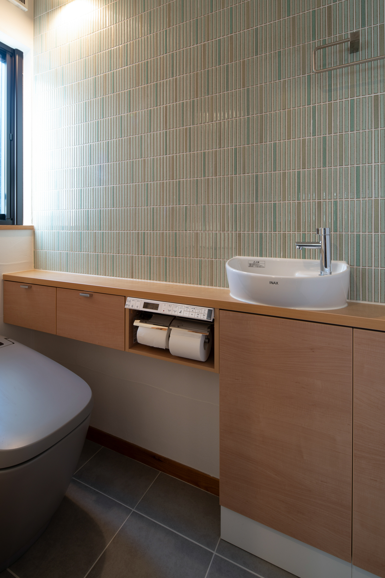 神奈川県の自然素材を使った吹抜けのある2階建て住宅