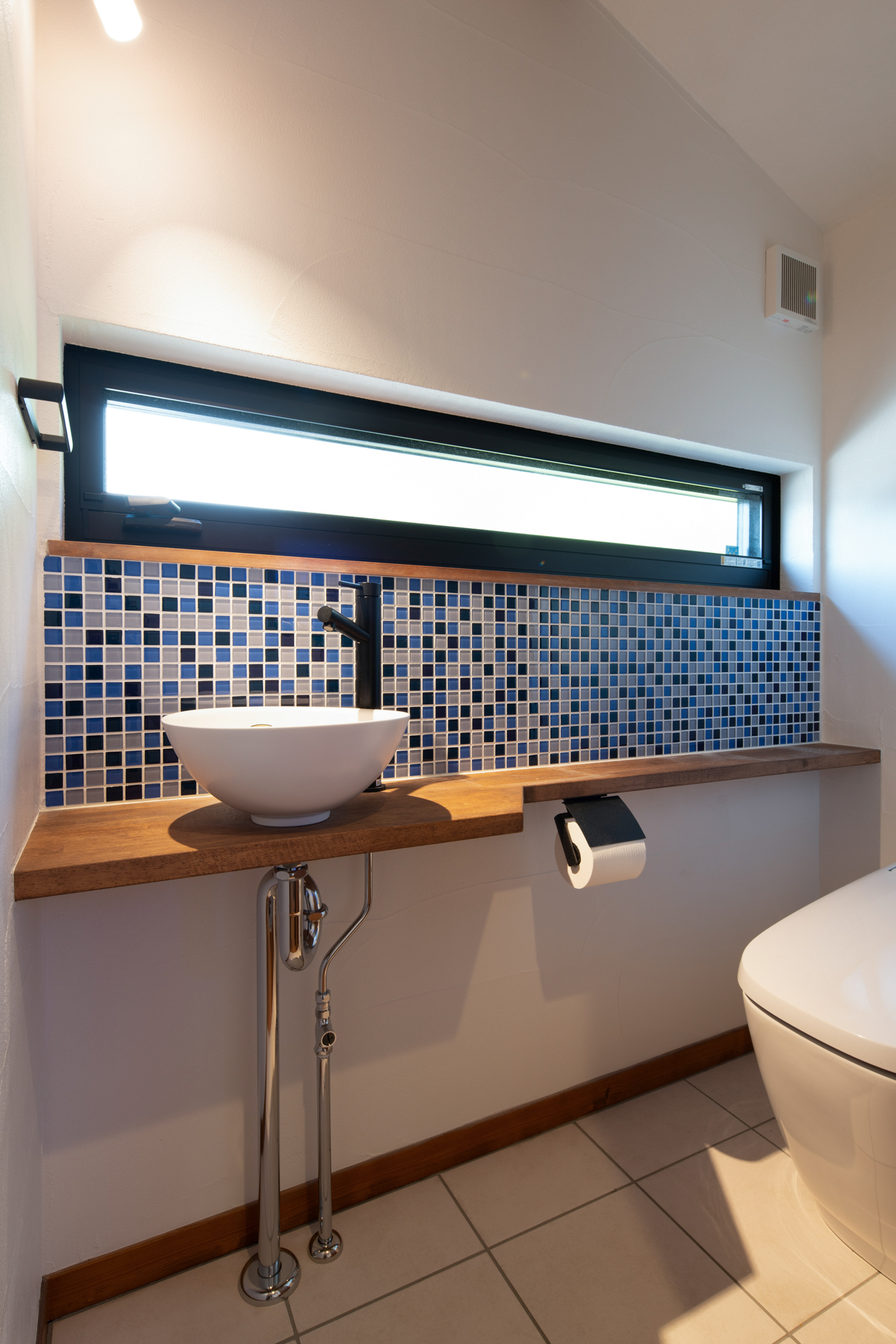 神奈川県の自然素材を使った吹抜けのある2階建て住宅