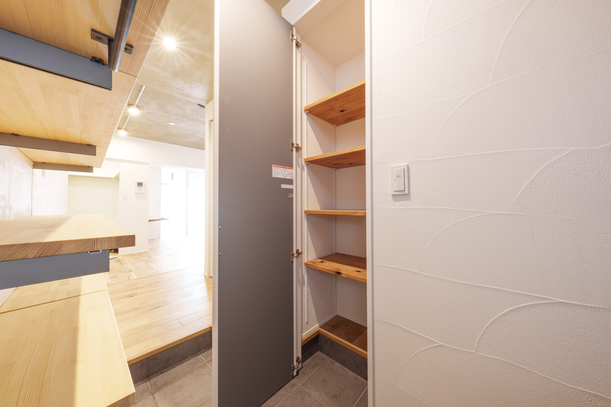 東京都のマンションフルリノベーション 玄関収納