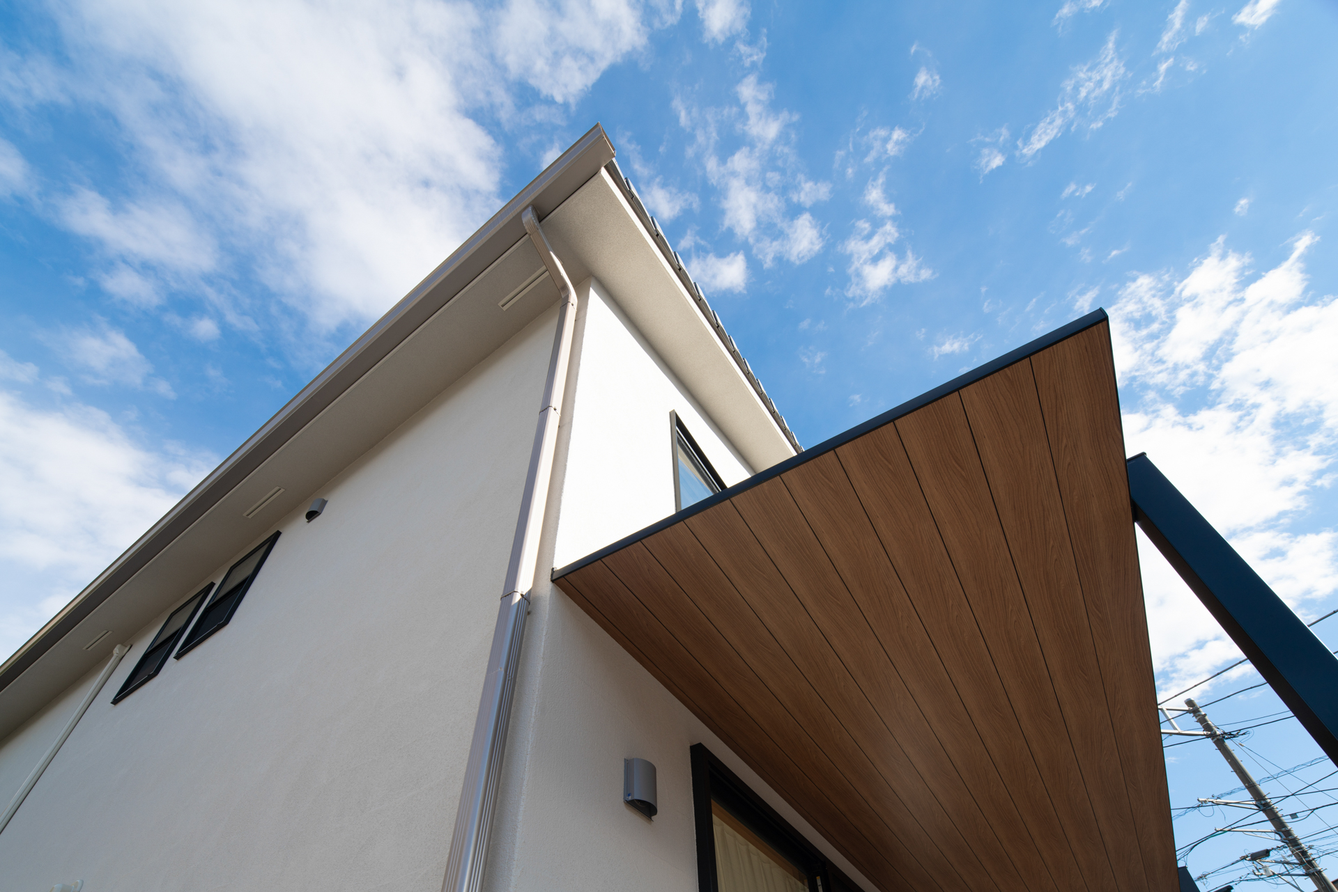 神奈川県の自然素材を使った吹抜けのある2階建て住宅外観